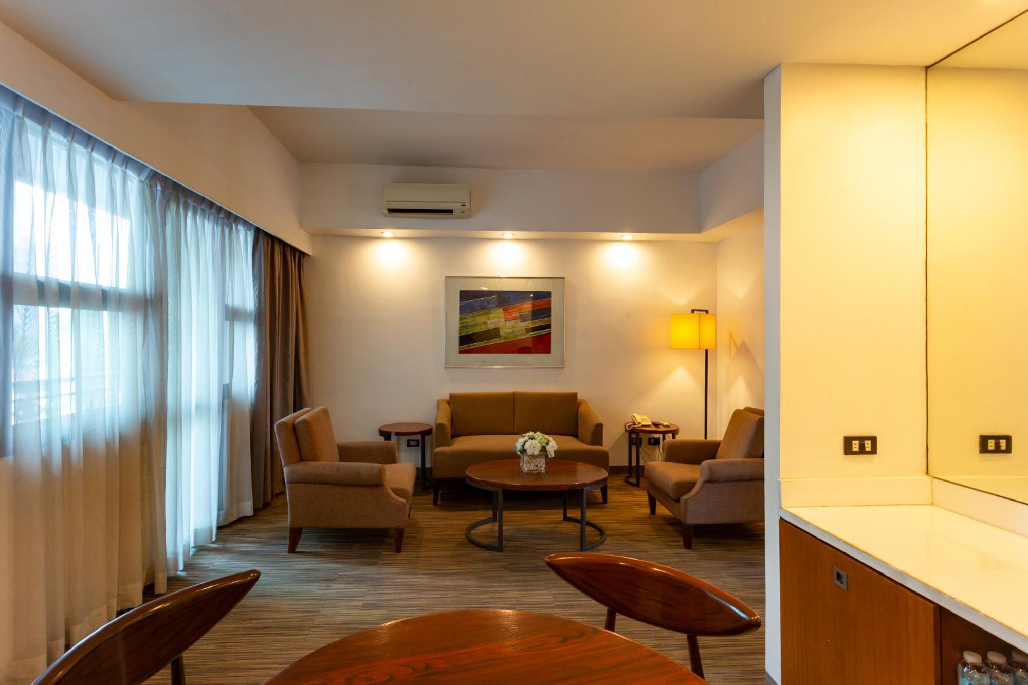 La Breza Hotel Quezon City Exterior foto